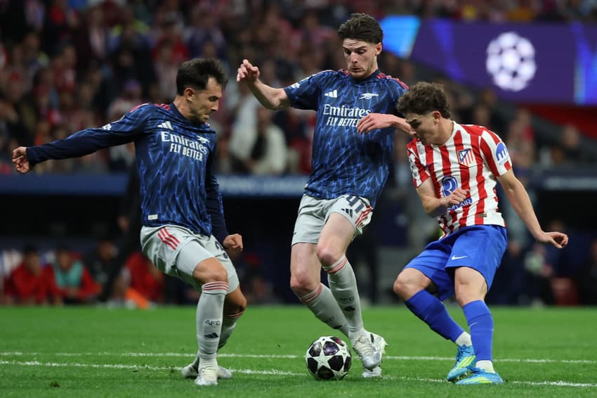 Julián Álvarez disputa bola com Rice e Zubimendi em Atlético de Madrid x Arsenal, pela Champions League