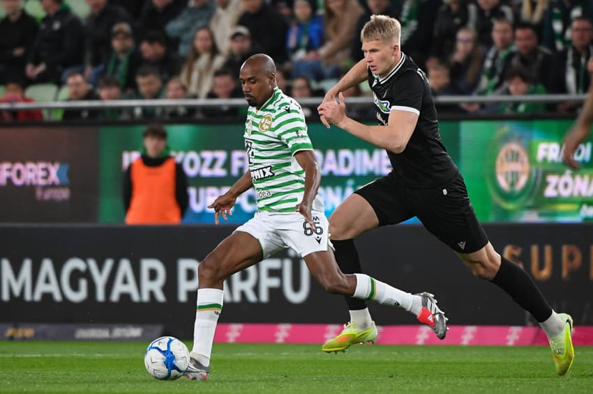 Ex-alvo do Botafogo, Julio Romão em ação pelo Ferencváros (Foto: Divulgação/Ferencváros)