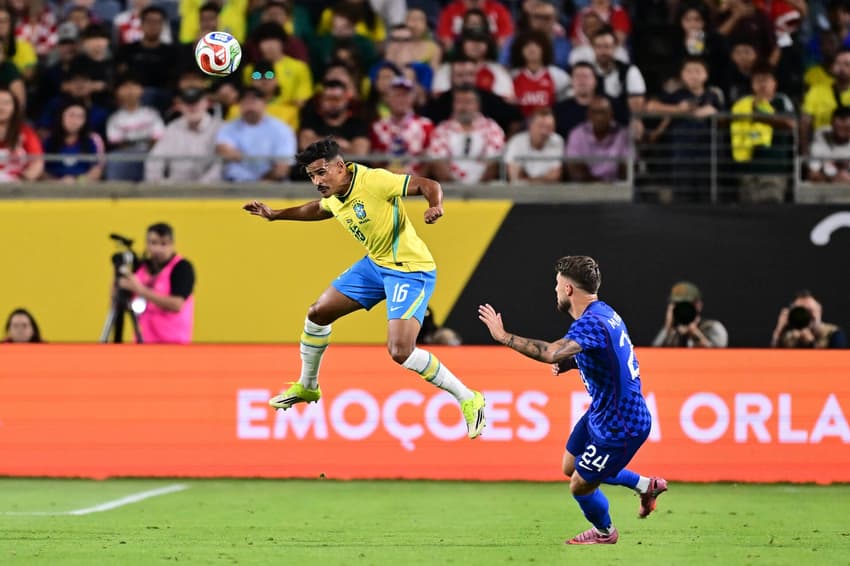 Kaiki Bruno afasta bola de cabeça em amistoso entre Brasil e Croácia (Foto: Julio Aguilar / AFP)