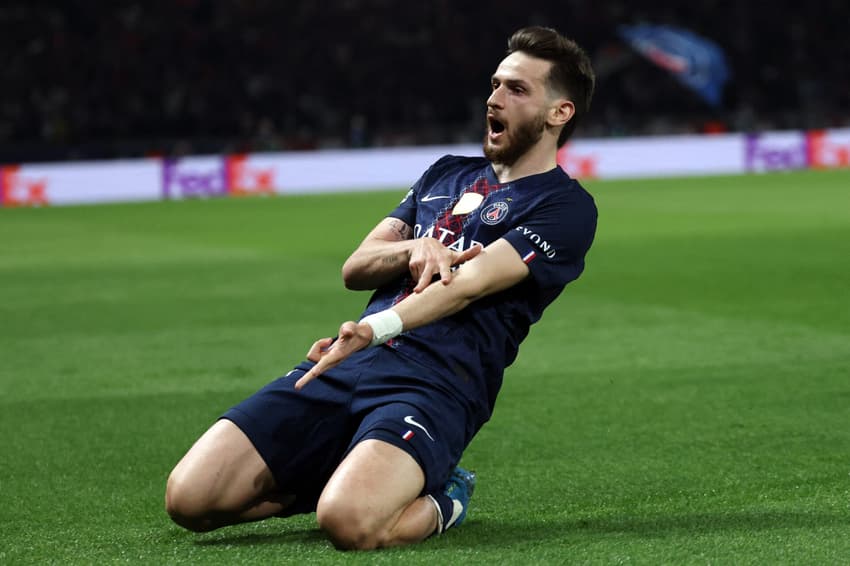 Khvicha Kvaratskhelia celebra golaço contra o Liverpool em jogo de ida da Champions League (Foto: Anne-Christine Poujoulat / AFP)