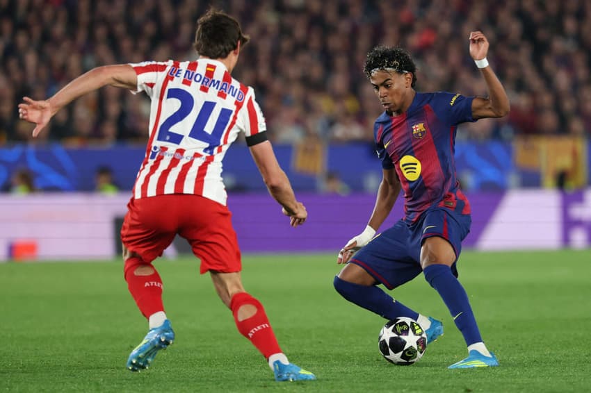 Lamine Yamal na partida entre Barcelona e Atlético de Madrid em jogo válido pelas quartas de final da Champions League (Foto: Lluis Gene / AFP)