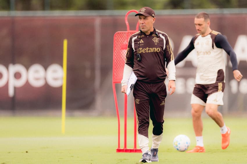 Leonardo Jardim durante treino no Ninho do Urubu (Foto: Adriano Fontes/Flamengo)