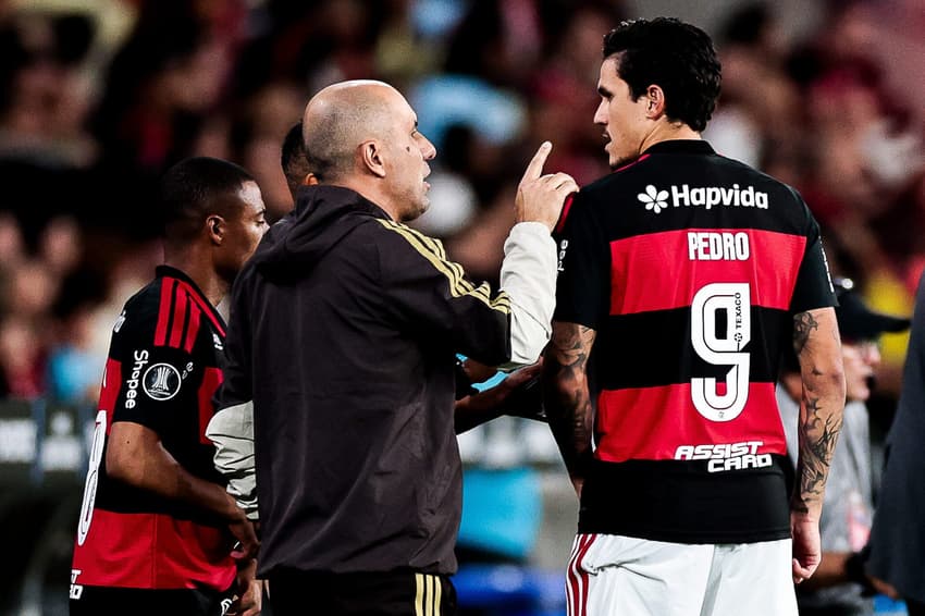 Leonardo Jardim conversa com Pedro durante jogo entre Flamengo e Independiente Medellín (Foto: Gilvan de Souza/Flamengo)