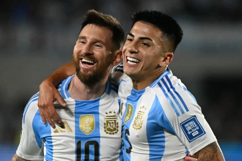 Lionel Messi abraça Thiago Almada em jogo da Argentina (Foto: Luis Robayo / AFP)