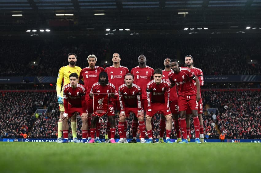 Elenco do Liverpool em foto oficial (Foto: Paul ELLIS / AFP)