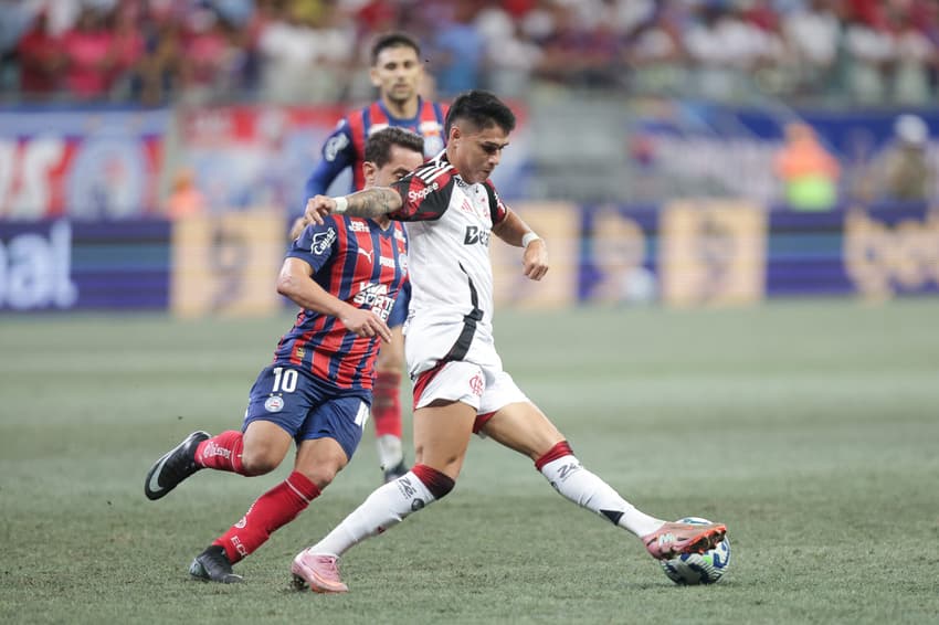 Luiz Araújo é marcado por Éverton Ribeiro no último encontro entre Flamengo e Bahia (Foto: Gilvan de Souza / Flamengo)