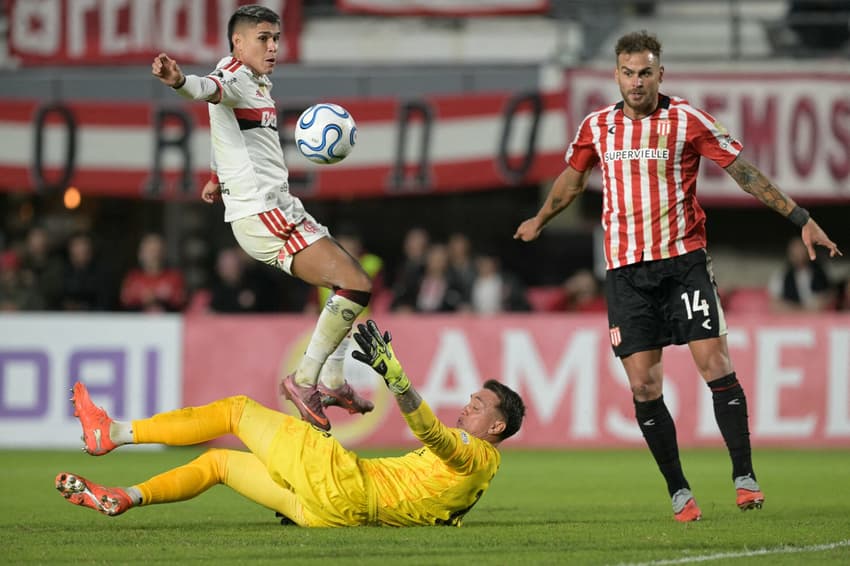 Luiz Araújo em Estudiantes x Flamengo (Foto: JUAN MABROMATA / AFP)