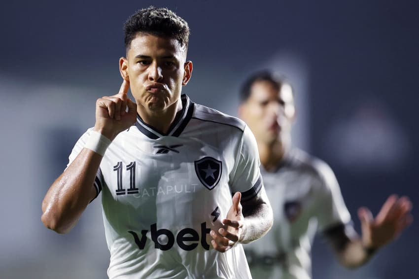 Matheus Martins foi o autor do golaço do Botafogo na vitoria de virada sobre o Vasco