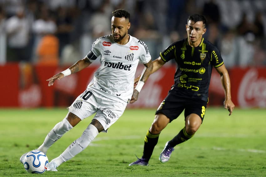 Neymar marcou o primeiro gol contra o Deportivo Recoleta na Sul-Americana (Foto: Miguel SCHINCARIOL / AFP)