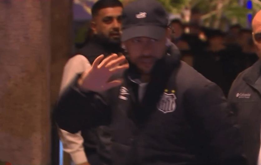 Neymar dá tchau para fãs na Argentina (Foto: Reprodução)