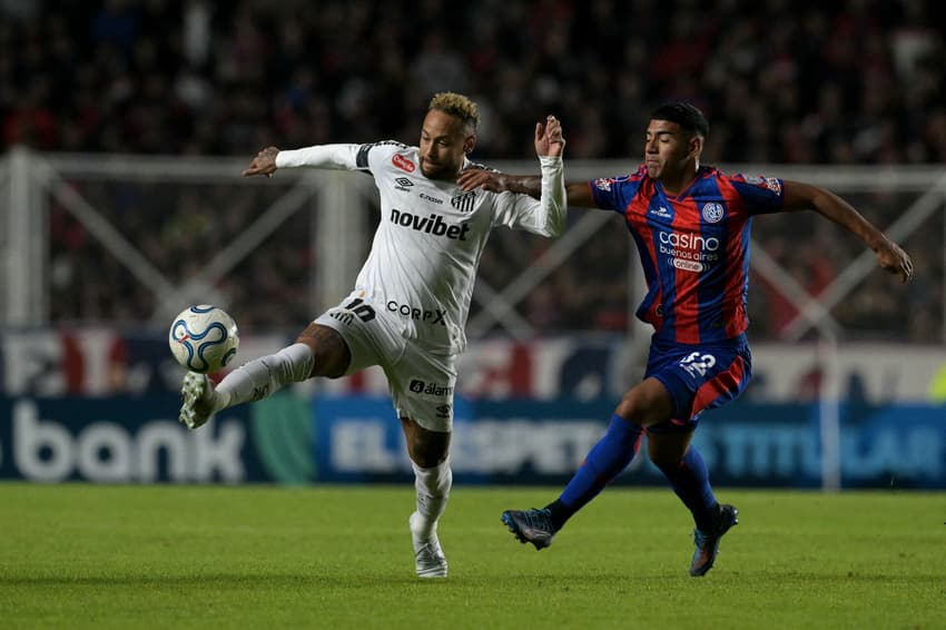 Neymar em ação durante San Lorenzo x Santos (Foto: JUAN MABROMATA / AFP)