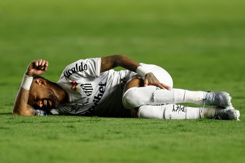  Neymar foi destaque do Santoa na partida contra o Deportivo Recoleta (Miguel SCHINCARIOL / AFP)