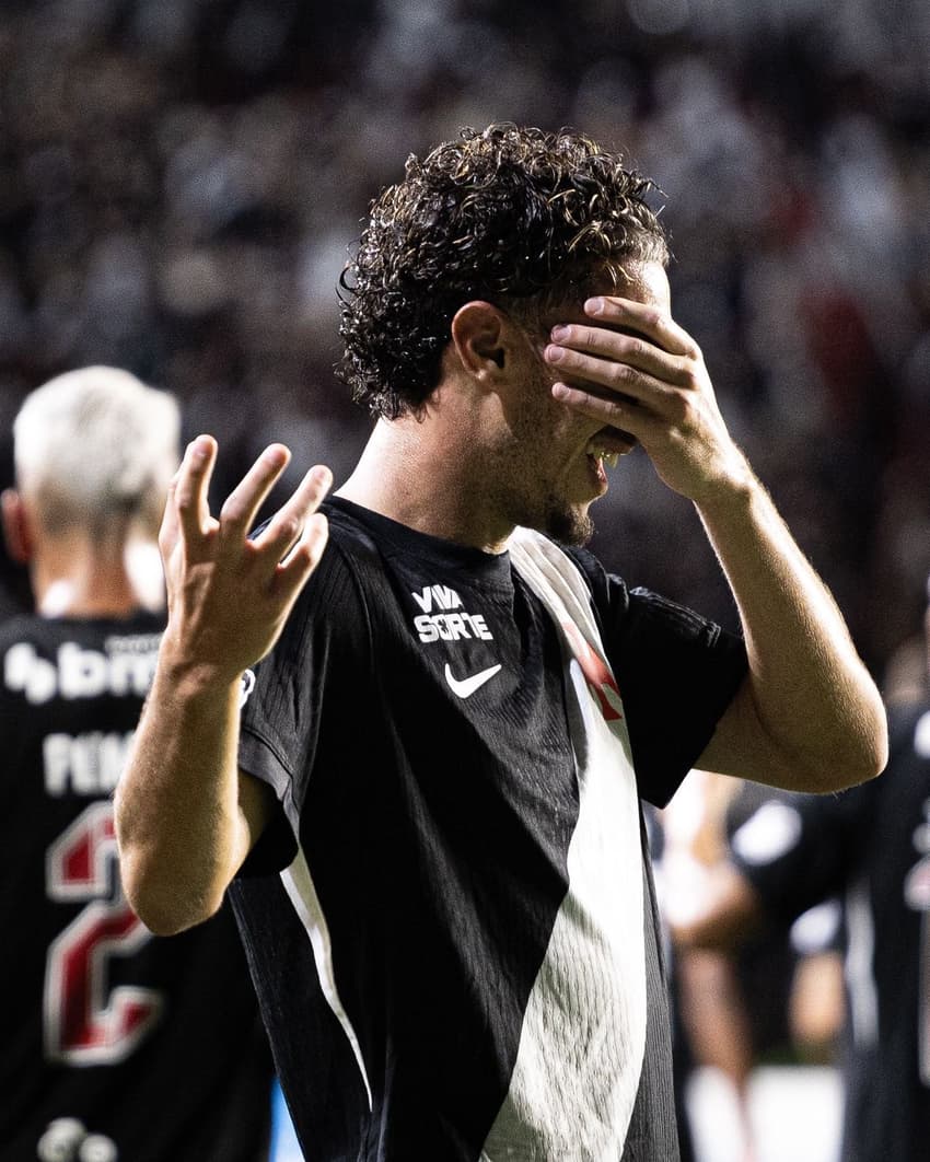 Nuno Moreira comemora seu gol na partida entre Vasco e Olimpia (Foto: Matheus Lima/Vasco)