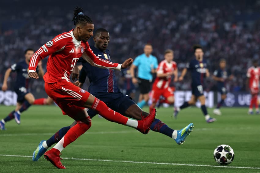 Olise e Nuno Mendes disputam bola em PSG x Bayern, na Champions League