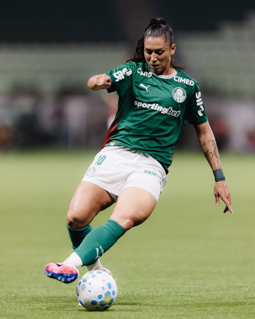 Bia Zaneratto domina bola em Palmeiras x Santos. (Foto: Guilherme Veiga/Palmeiras)