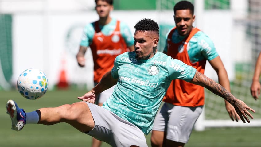 Paulinho durante treinamento do Palmeiras