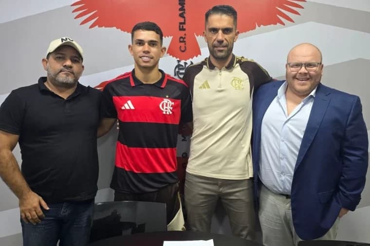 Pedro Henrique assina contrato com o Rubro-Negro (Foto: Divulgação / Flamengo)