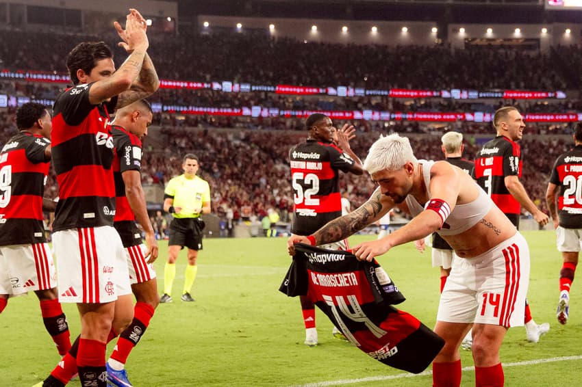 Pedro aplaude Arrascaeta enquanto uruguaio comemora gol que abriu o placar contra o Bahia (Foto: Adriano Fontes / Flamengo)
