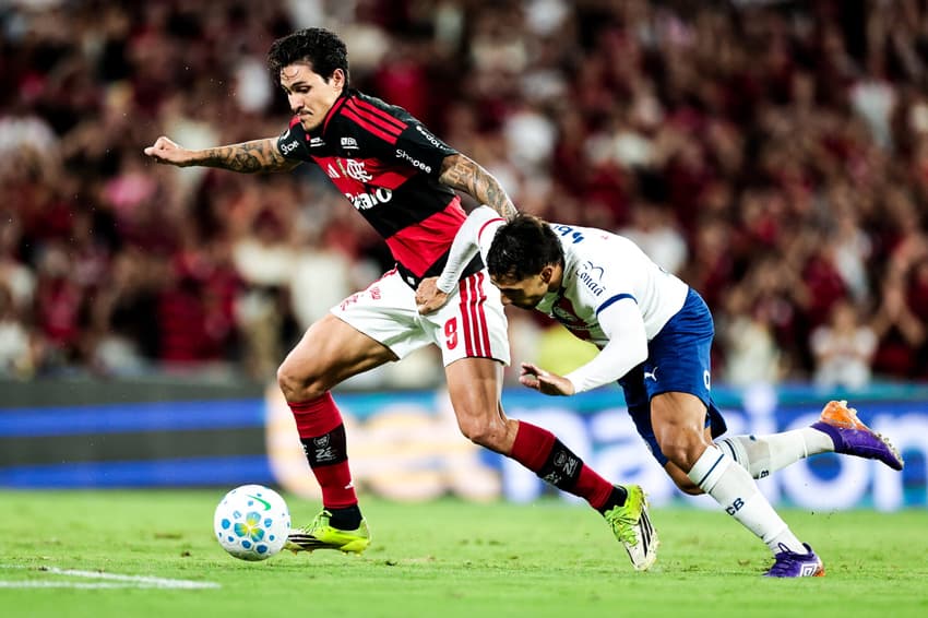 Pedro disputa bola com jogador do Bahia (Foto: Gilvan de Souza / Flamengo)