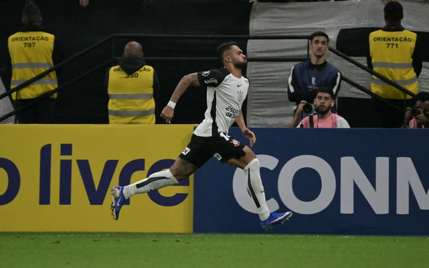 Raniele, eleito por Neto melhor volante do Brasil, comemorando o primeiro gol do Corinthians contra o Santa Fé pela Libertadores (Foto: NELSON ALMEIDA / AFP)