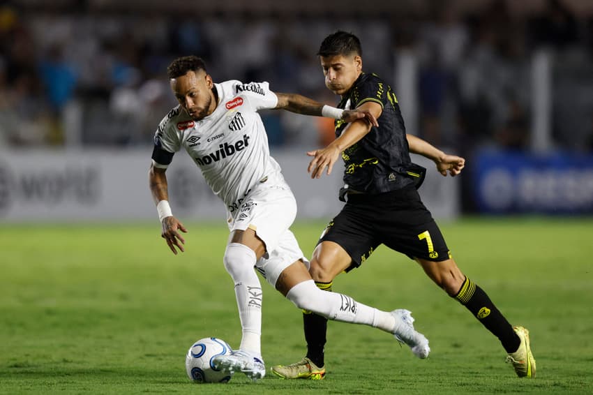 Recoleta conquistou o empate na Vila Belmiro. Neymar marcou (Foto: Miguel SCHINCARIOL / AFP)