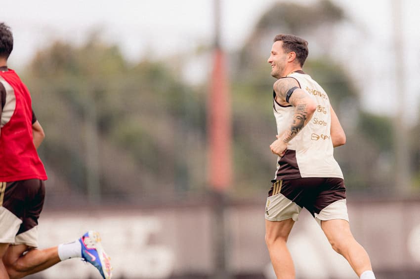 Saúl sorri em retorno às atividades com os companheiros no Ninho do Urubu (Foto: Adriano Fontes / Flamengo)