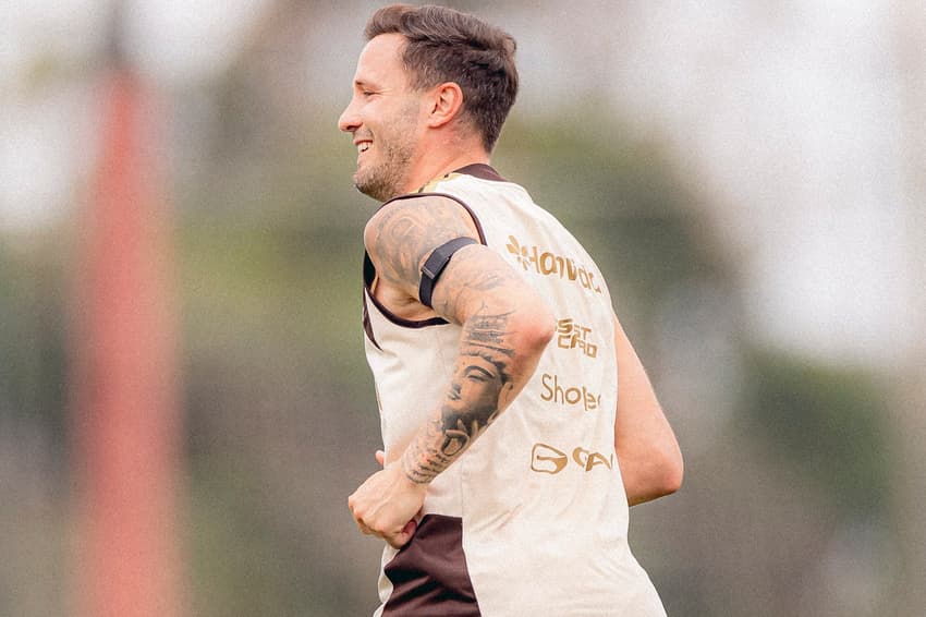 Saúl sorri em retorno às atividades com os companheiros no Ninho do Urubu (Foto: Adriano Fontes / Flamengo)