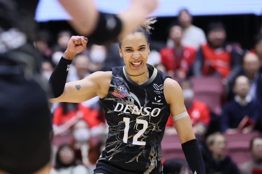 Sabrina em ação pelo Denso Airybees, do Japão (Foto: Reprodução/ Instagram)