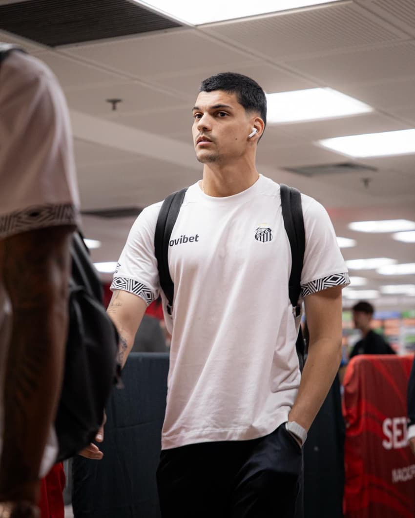 Gabriel Brazão chega ao Maracanã como elenco do Santos. (Foto: Raul Baretta/ Santos FC)
