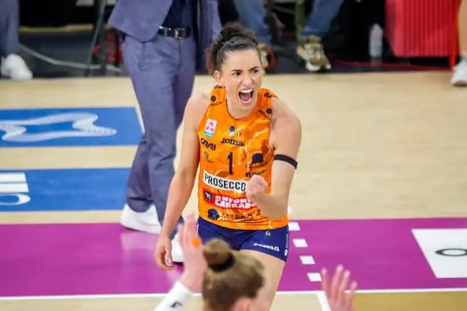 Gabi Guimarães em ação na final da Liga Italiana de Vôlei (Foto: Reprodução/ Instagram)