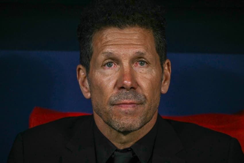 Simeone no banco do Atlético de Madrid antes do jogo contra o Arsenal, pela Champions