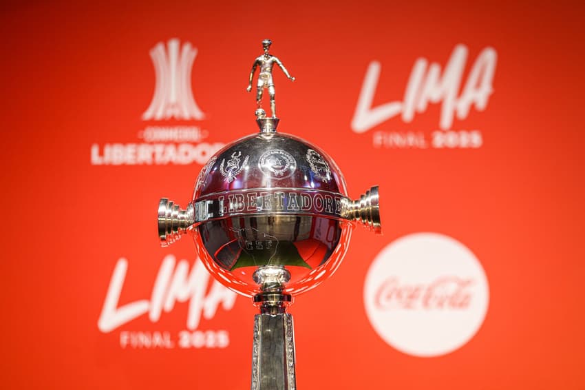 Taça da Libertadores em exposição na cidade de Lima, no Peru (Foto: Divulgação/Flicker Conmebol)