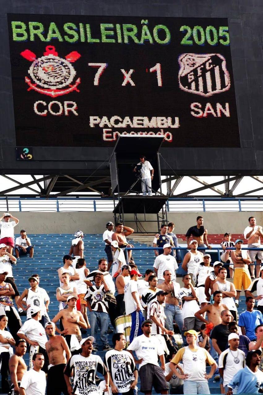 Em 2005, Corinthians venceu o Santos por 7 a 1 no Pacaembu. (Foto: reprodução/internet)