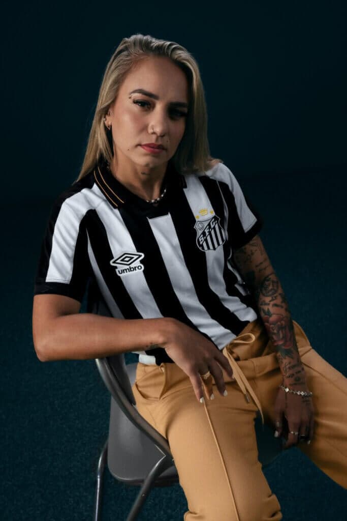 Thaisinha participa do lançamento da nova camisa 2 do Peixe. (Foto: Divulgação/ Santos FC)