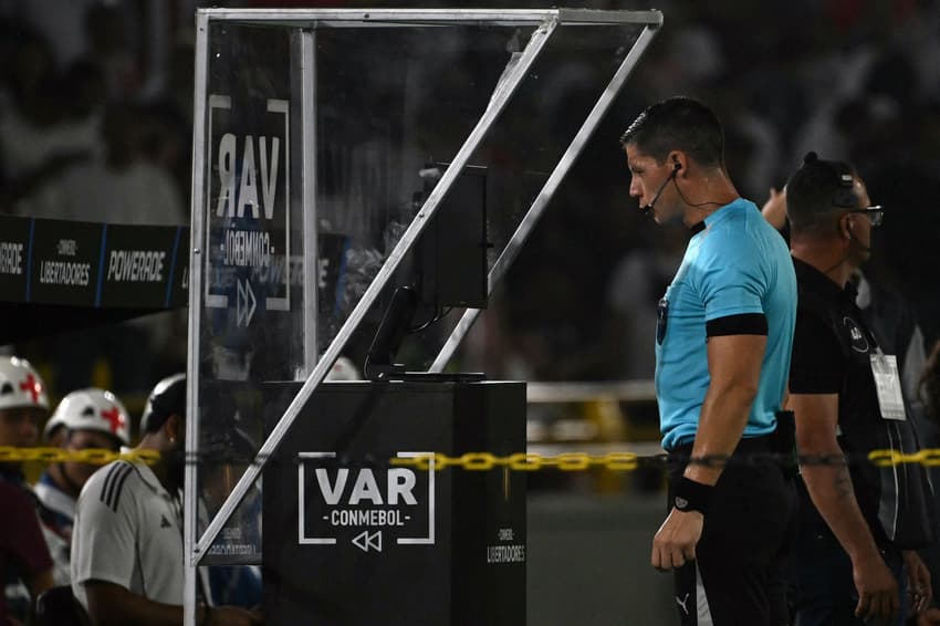 Penalidade foi marcada após revisão do VAR, em jogo do Palmeiras (Foto: Luis ACOSTA / AFP)