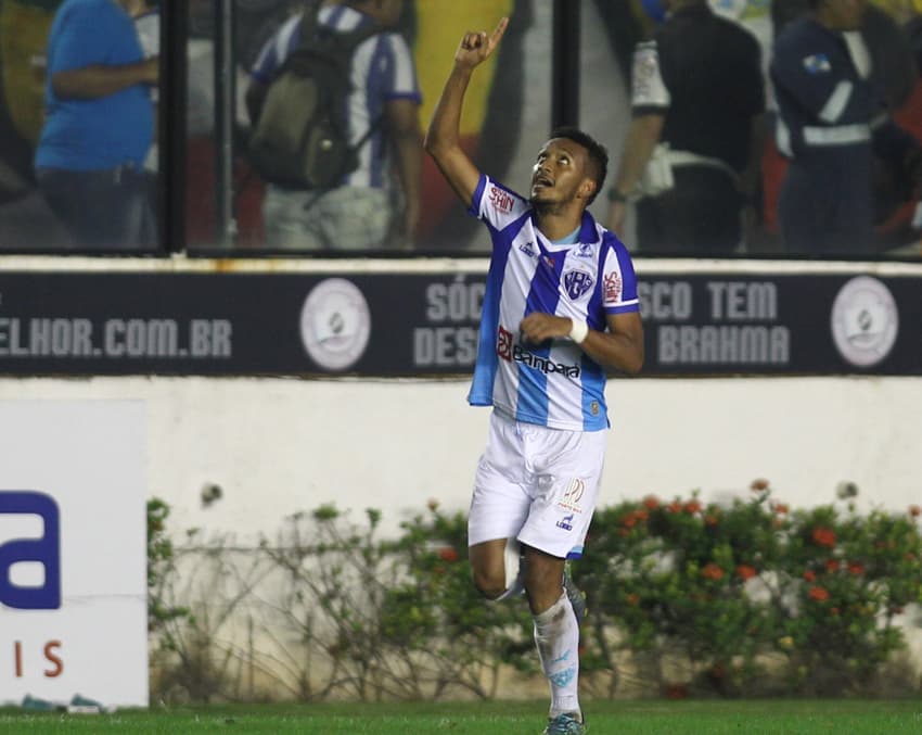 Jhonnatan comemora um dos seus gols marcados contra o Vasco na Série B de 2016 
(Foto: Paulo Sergio/Lancepress!)