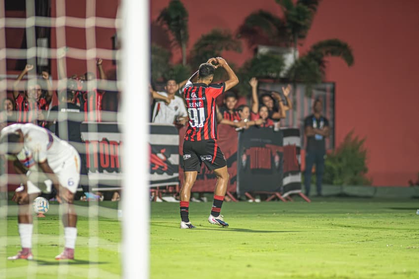 Renê era alto do Corinthians, mas acertou com o Vitória (Foto: Divulgação/Vitória)