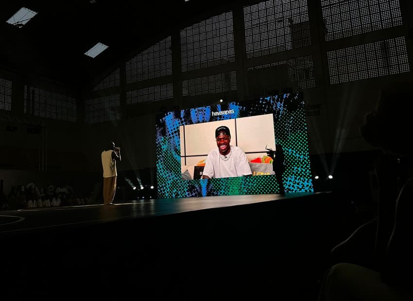 Vini Jr comemora vitória da Seleção Brasileira em evento das Havaianas (Foto: Lucas Bayer/Lance!)