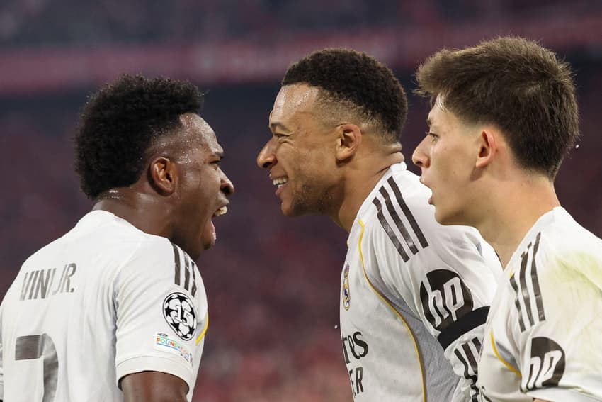 Vini Jr e Mbappé contra Bayern de Munique (Foto: Alexandra BEIER / AFP)