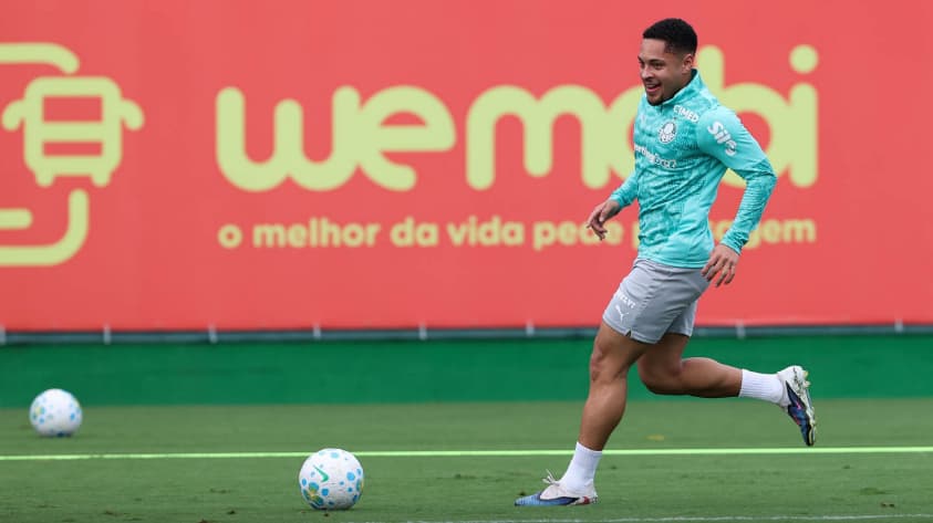 Vitor Roque durante treinamento do Palmeiras