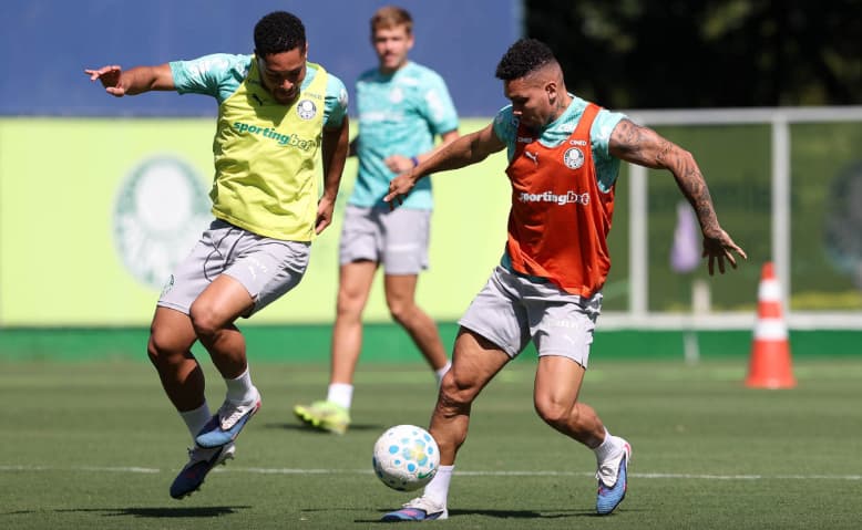 Vitor Roque e Paulinho durante treino do Palmeiras