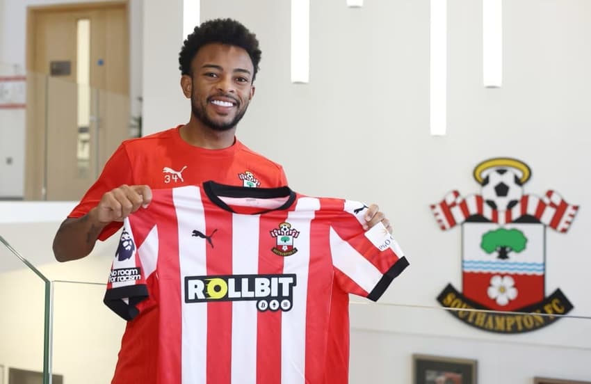 Welington em sua apresentação como reforço do clube inglês (Foto: Divulgação / Southampton)