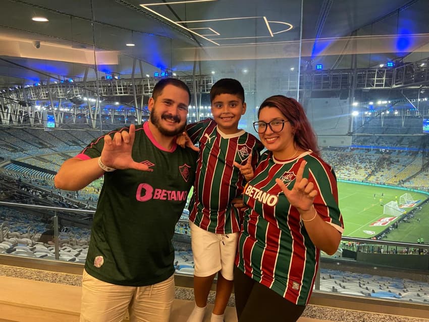 Rafael Pereira e Larissa Correa, padrasto e mãe de Henrique Correa, na sala sensorial do Maracanã (Foto: Pedro Brandão/ Lance!)