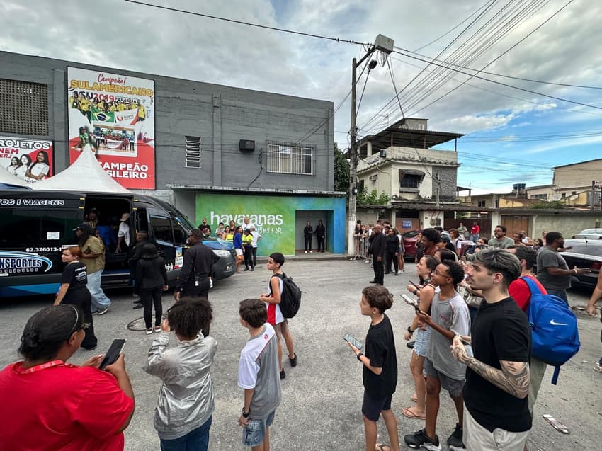 Moradores do lado de fora do ginásio em São Gonçalo(Foto: Lucas Bayer/Lance!)