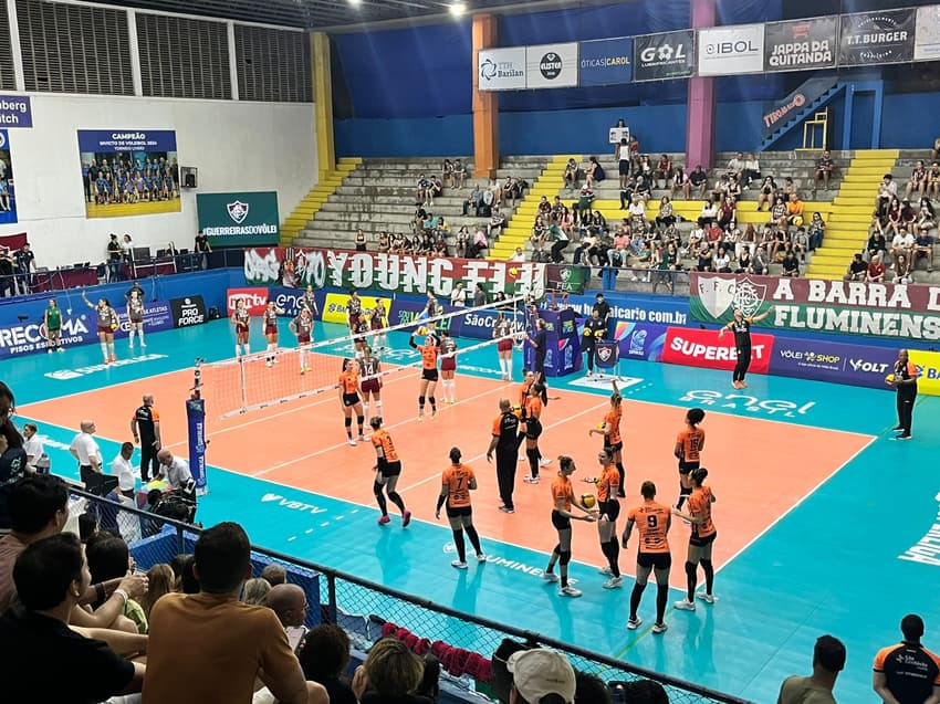 Elencos de Fluminense e Osasco aquecem antes do jogo 2 pelas quartas da Superliga (Foto: Andressa Simões/Lance!)