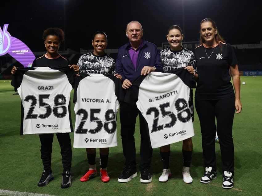 Grazi, Vic Albuquerque e Gabi Zanotti são homenageadas por terem alcançado 258 jogos pelo Corinthians. (Rodrigo Gazzanel/Agência Corinthians)