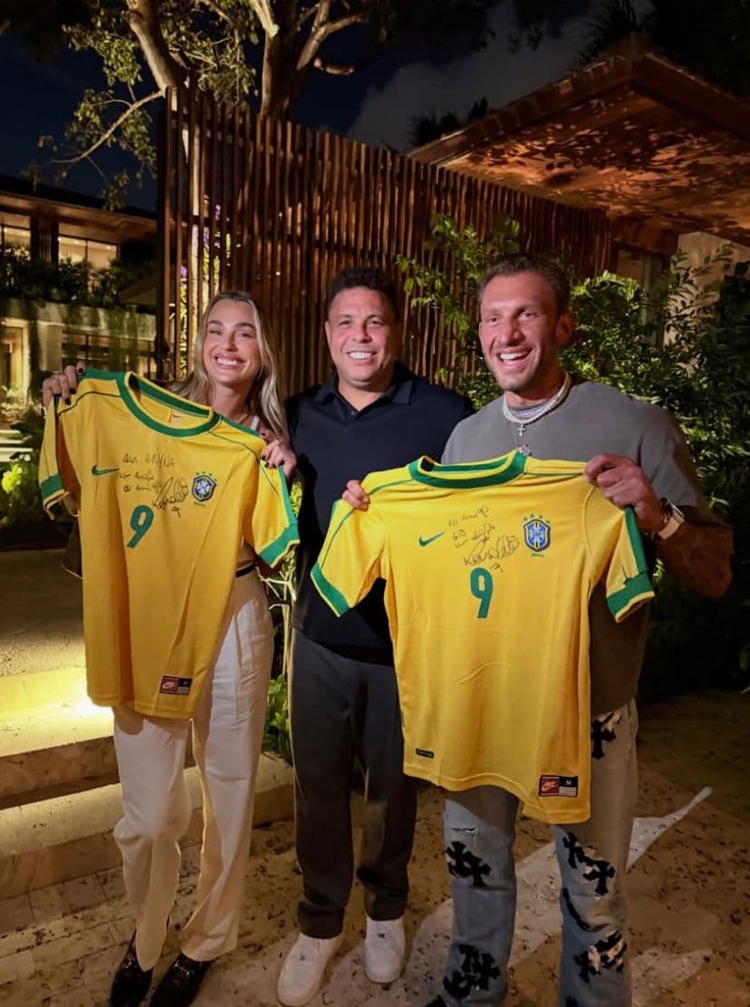 Sabalenka recebe camisas autografadas por Ronaldo após o Miami Open (Foto: Reprodução/Instagram)