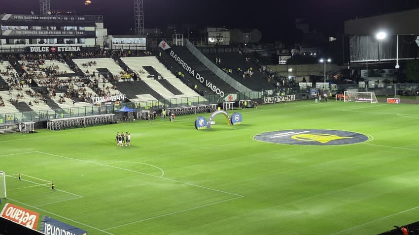 Vasco e Botafogo se enfrentam em São Januário (Foto: Leonardo Bessa/Lance!)