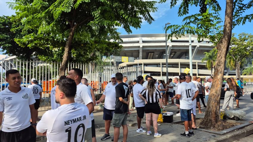 Torcida do Santos no lado externo do Estádio do Maracanã. (Foto: Leonardo Bessa/ Lance!)