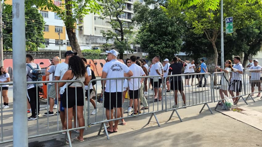 Torcida do Santos na entrada do Maracanã. (Foto: Leonardo Bessa/ Lance!)